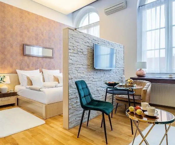 Dikul Market Square 3*