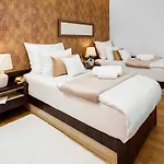 Dikul Market Square 3*